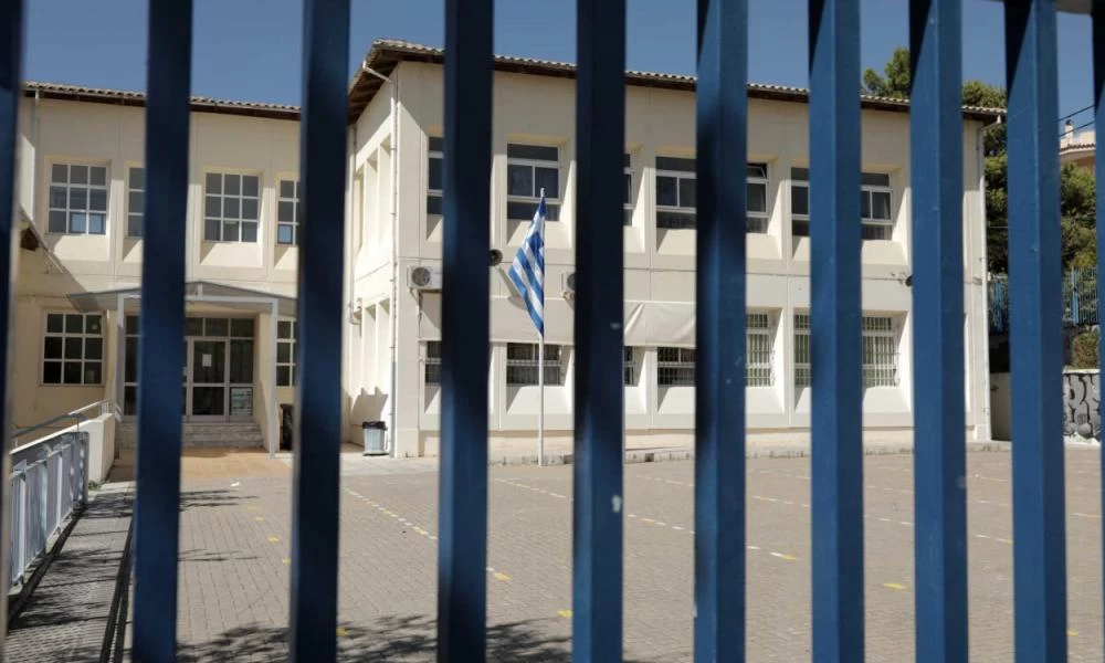 ΕΠΑΛ Πάτρας: Mαθητές έβαλαν φωτιά σε θρανία και πέταξαν γκαζάκια